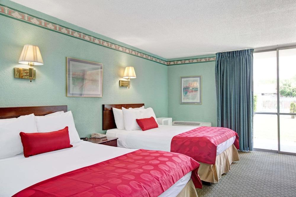 Ramada by Wyndham Parsippany photo 11