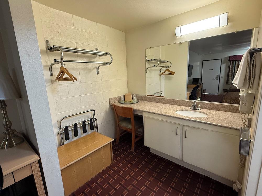 New Budget Inn photo 37