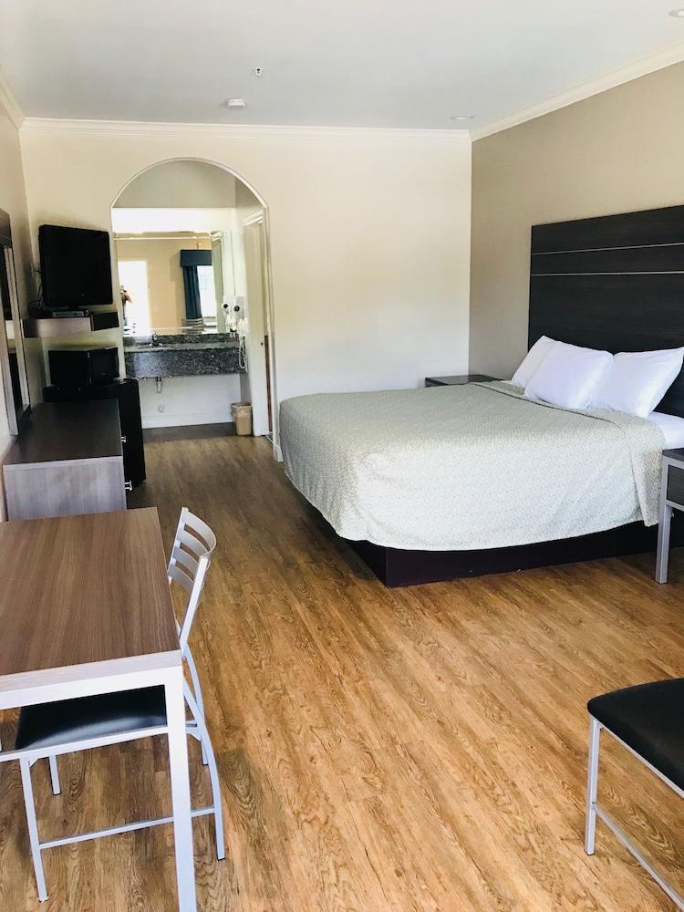 Palace Inn Greenspoint photo 12