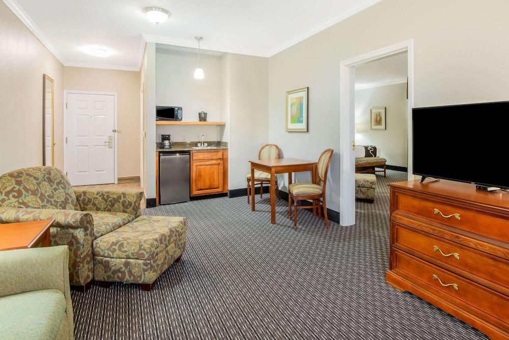 La Quinta Inn & Suites by Wyndham Gainesville photo 24