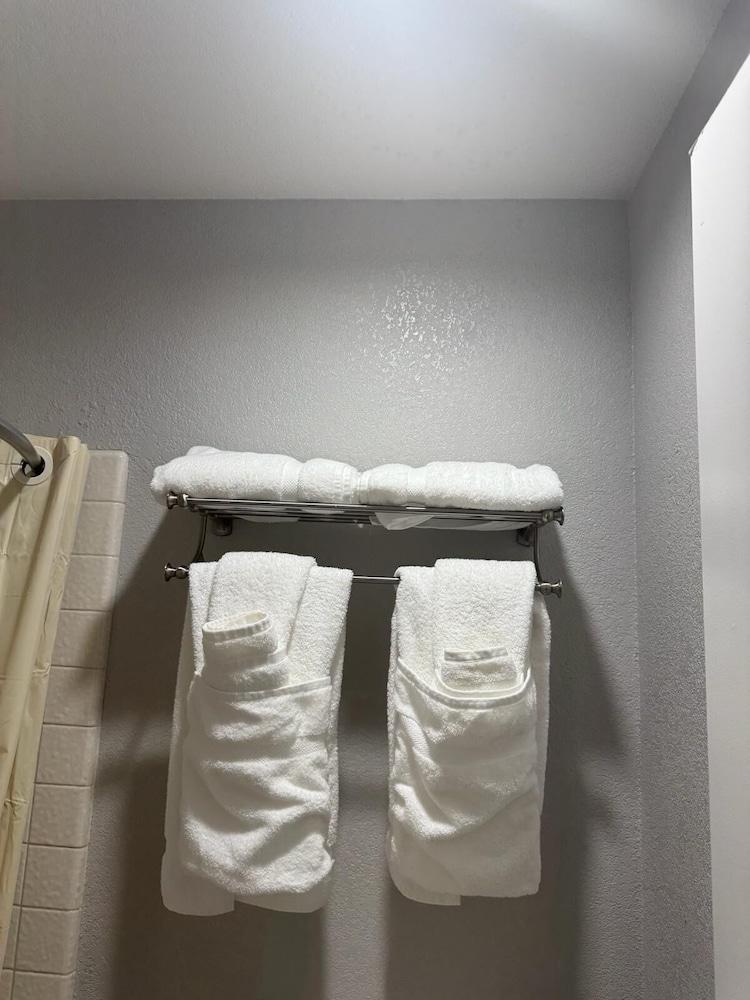 Baymont by Wyndham Bakersfield photo 17