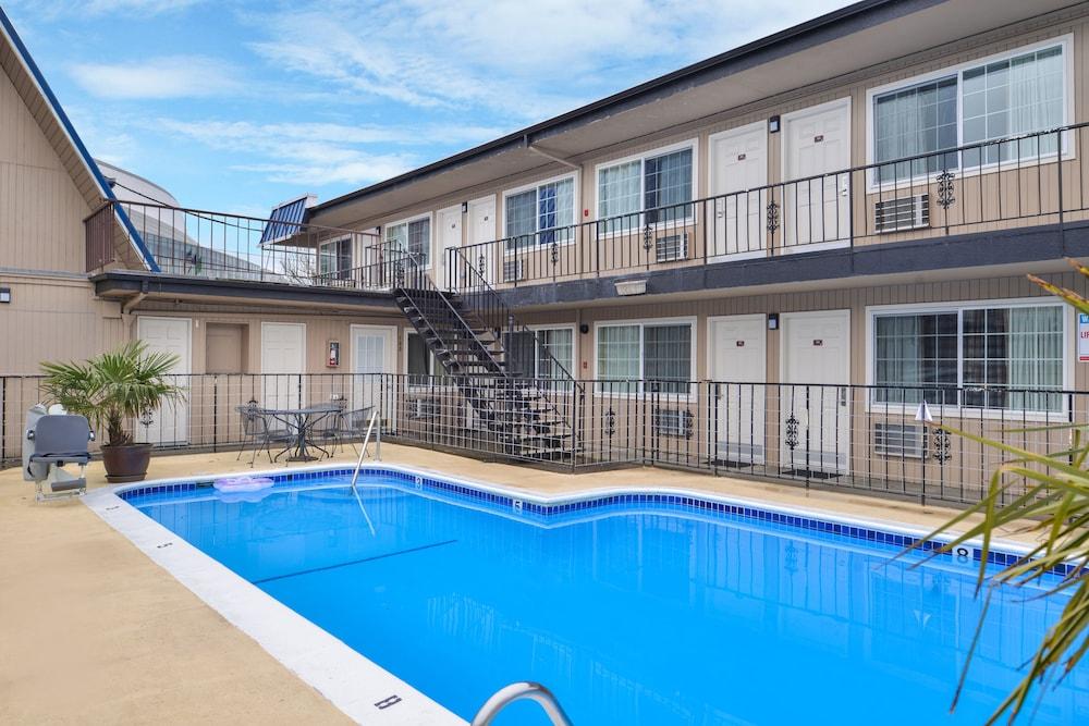 University Inn & Suites photo 21