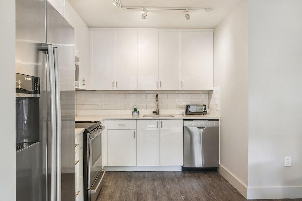 Modern Condos in California Building by Hosteeva photo 96