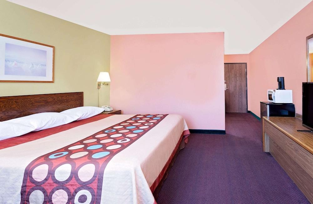 Super 8 by Wyndham Sturgeon Bay photo 3