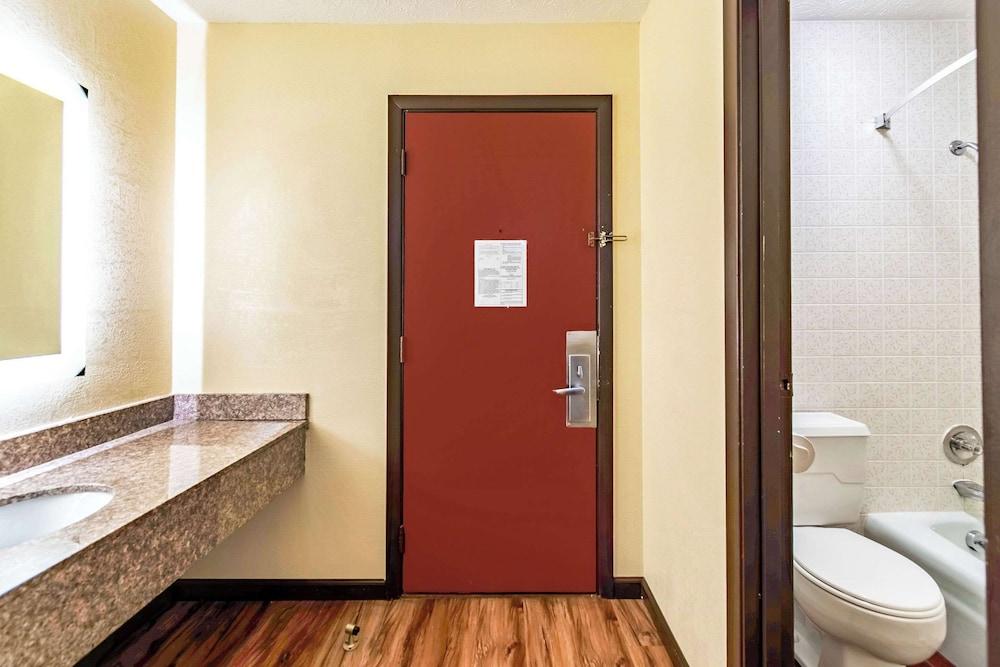 Econo Lodge Worthington - Columbus North photo 3