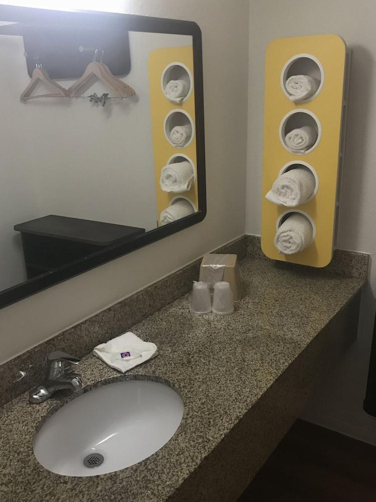 Motel 6 Houston, TX - East photo 21