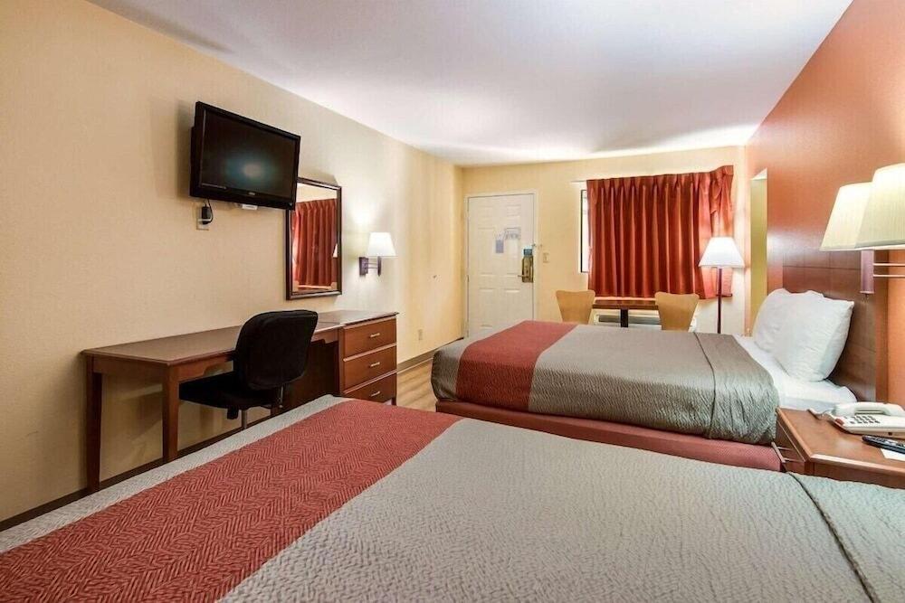 HomeTown Inn & Suites photo 14