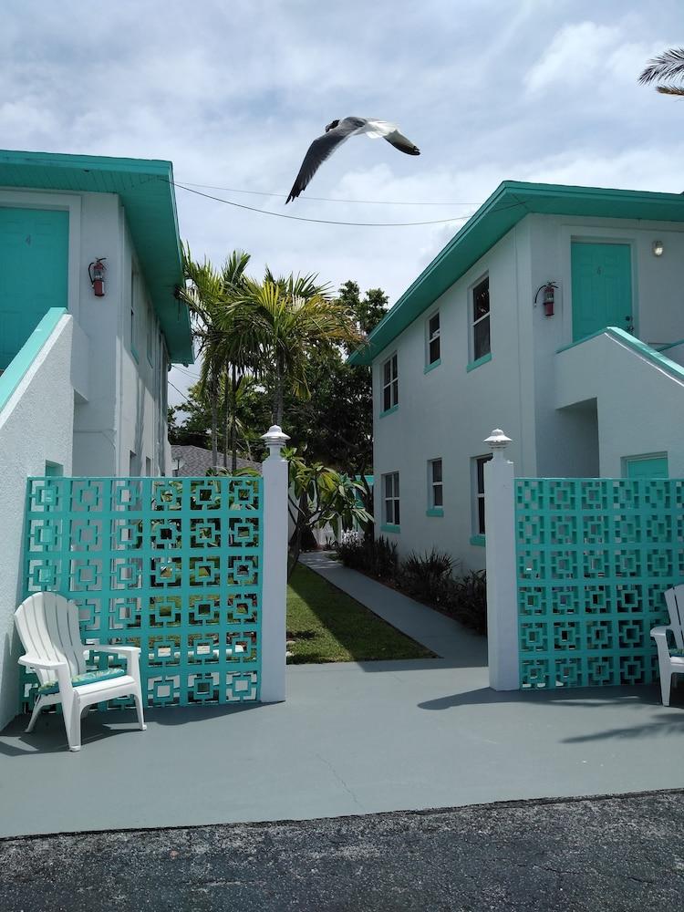 Swashbuckler Motel photo 39
