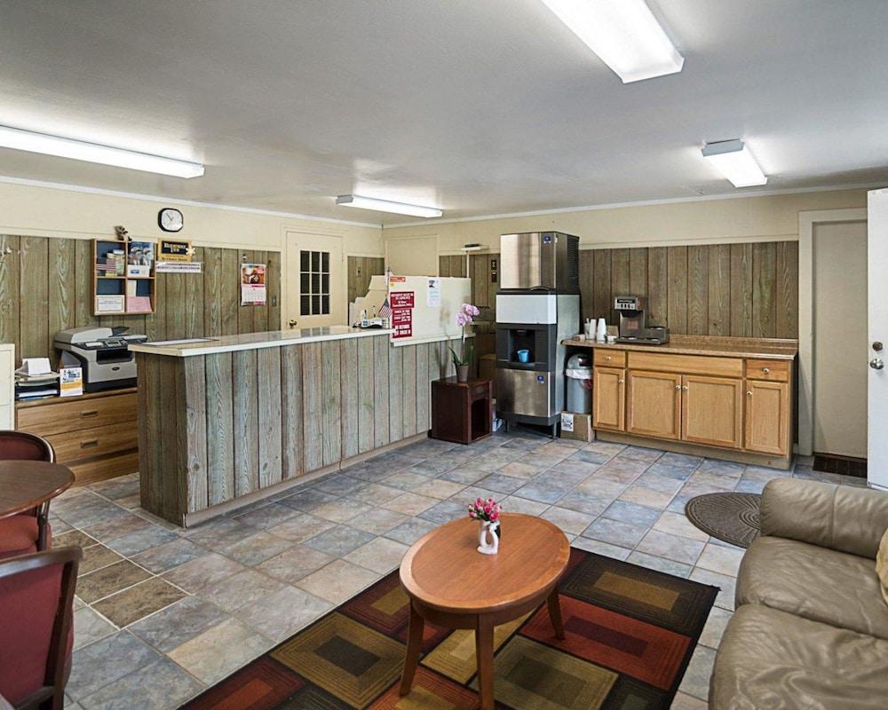 Econo Lodge photo 20