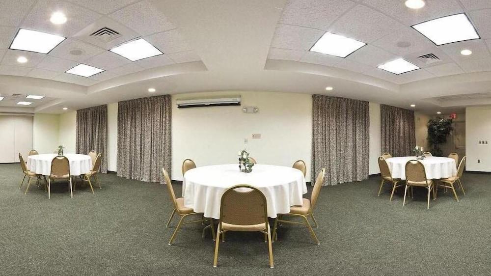 Holiday Inn Express & Suites Winner by IHG photo 37