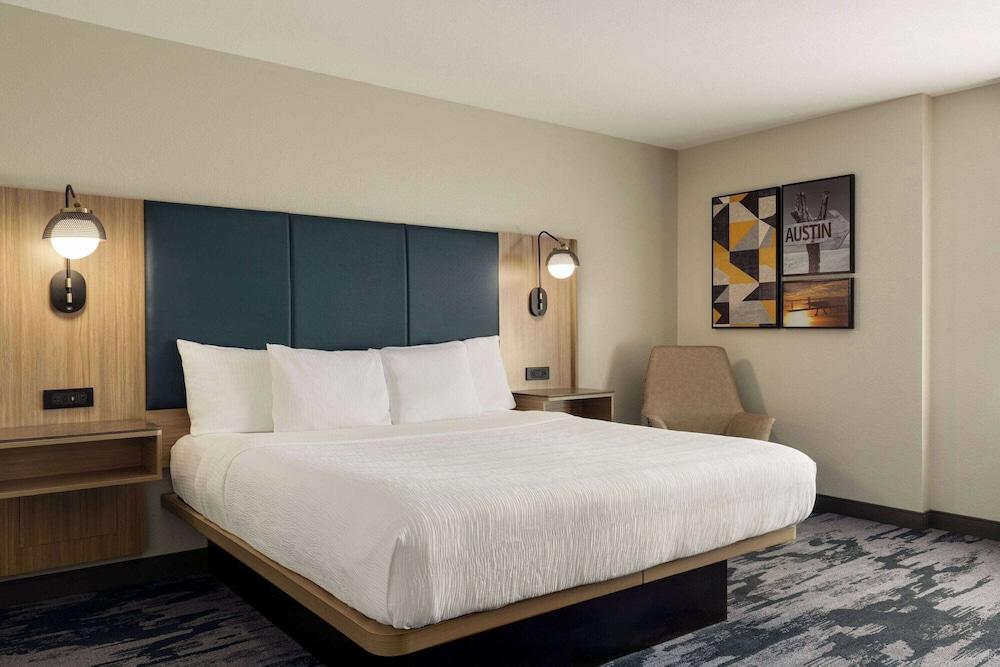 La Quinta Inn & Suites by Wyndham Austin Southwest photo 13