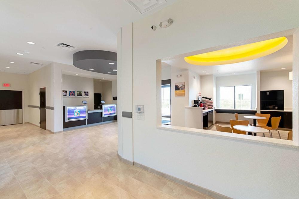 Studio 6 Austin, TX - Airport photo 6