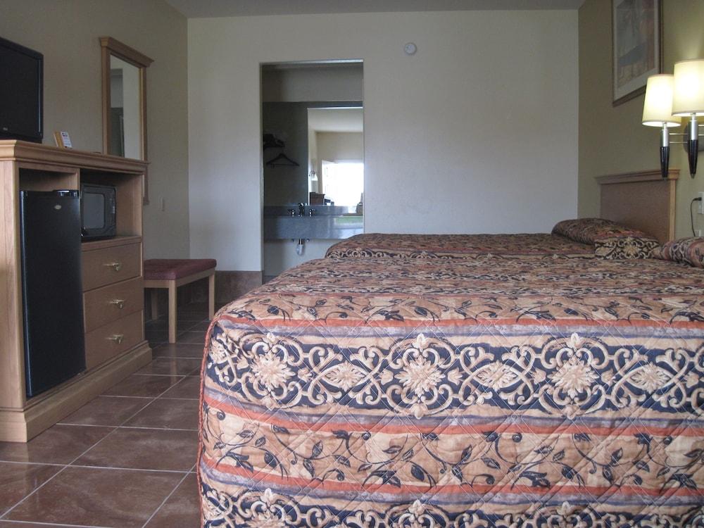 Texas Inn Weslaco photo 3