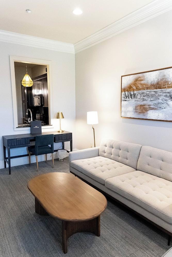 Carriage House Hotel photo 9