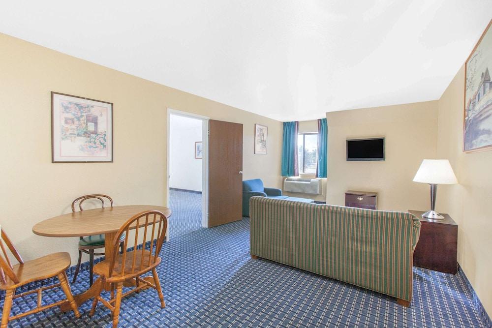 Super 8 by Wyndham Sallisaw photo 8
