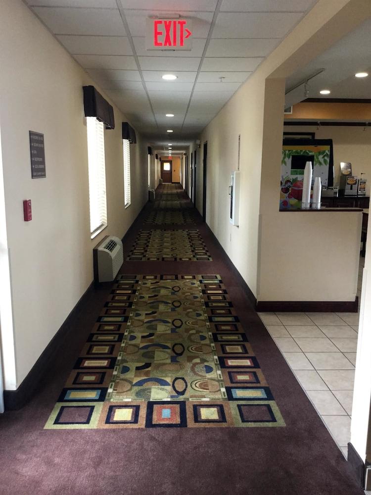 Americas Best Value Inn St. Robert photo 21