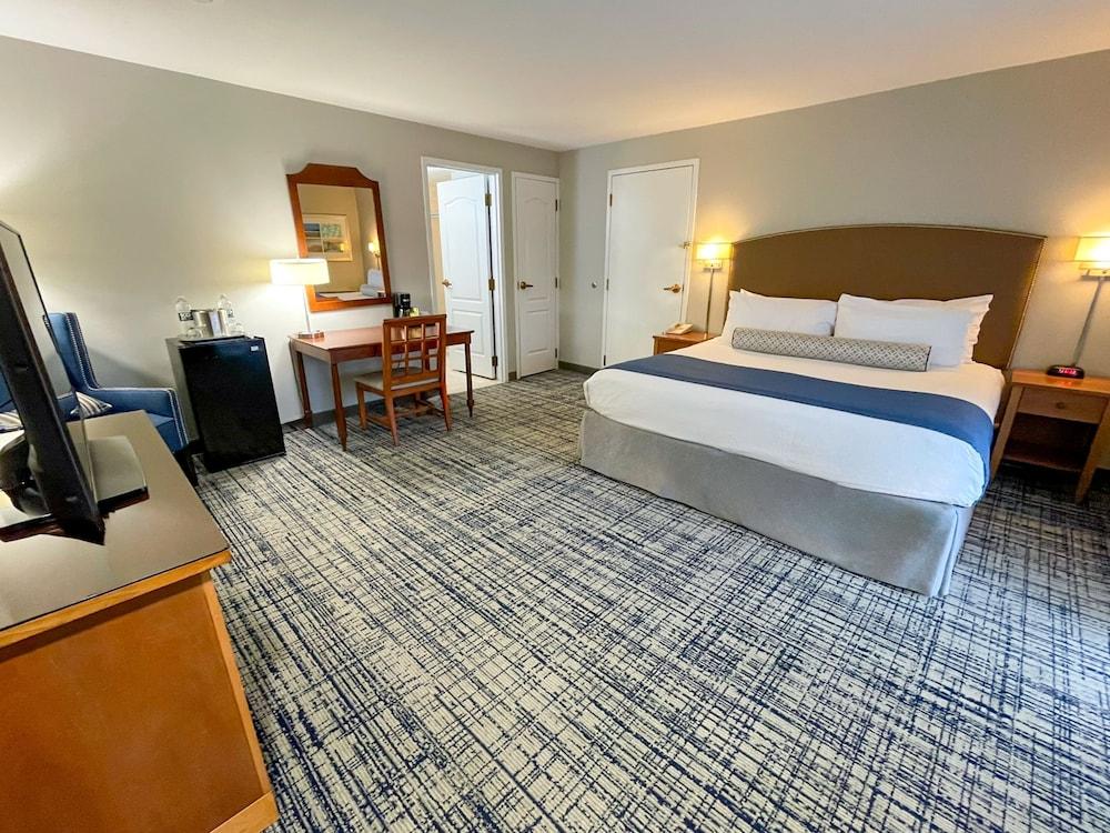 Water's Edge Resort & Spa photo 17