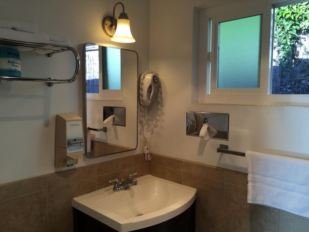 Sundown Inn photo 40