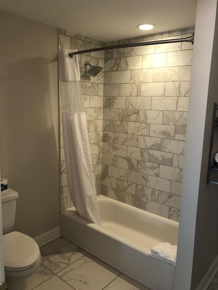 Carriage House Inn photo 27