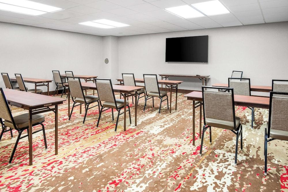 Hampton Inn Grand Rapids-North photo 15