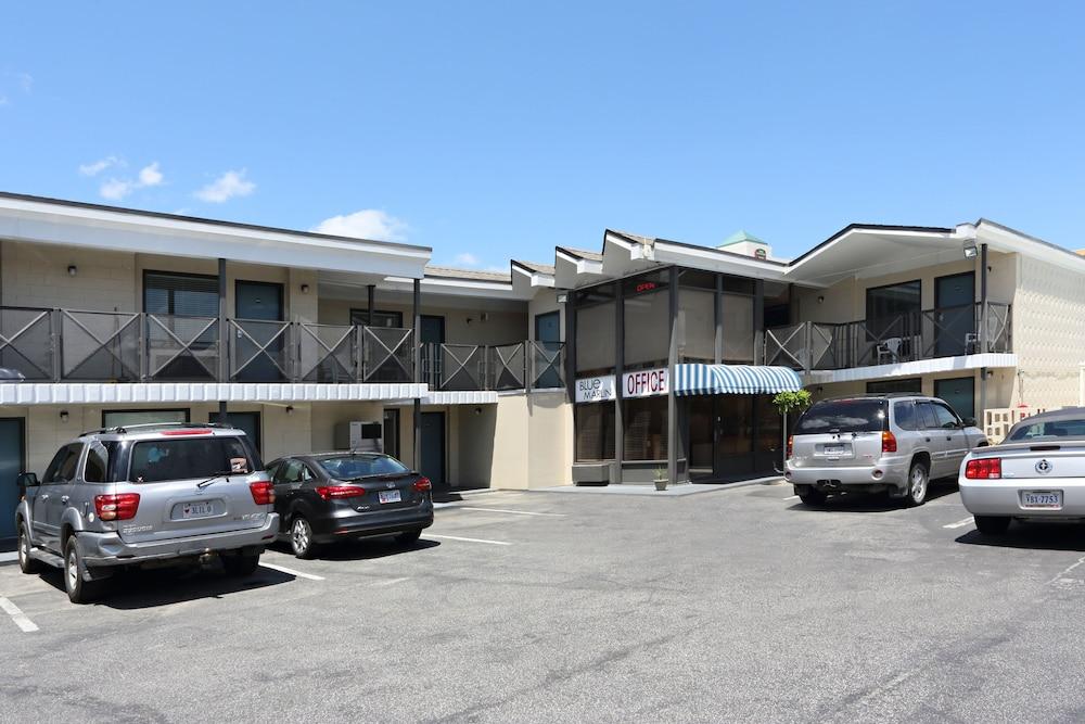 Blue Marlin Inn & Suites photo 16