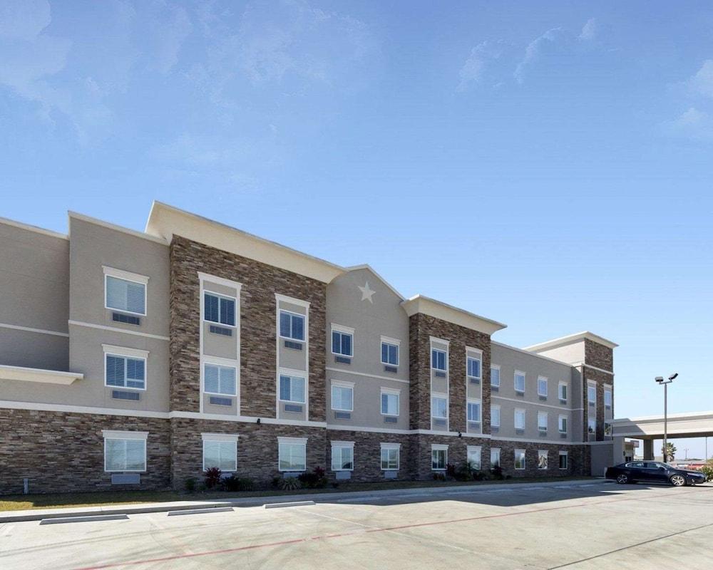 Garner Hotel Victoria - East by IHG photo 1