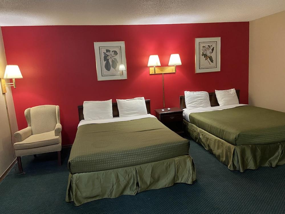 Colonial Inn Dyersville photo 24
