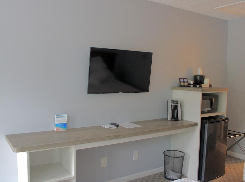 Empire Lakeshore Inn photo 18