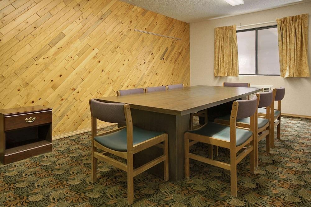 Days Inn by Wyndham Rawlins photo 44