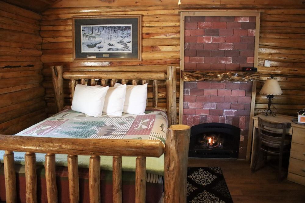 Twin Pines Lodge & Cabins photo 26