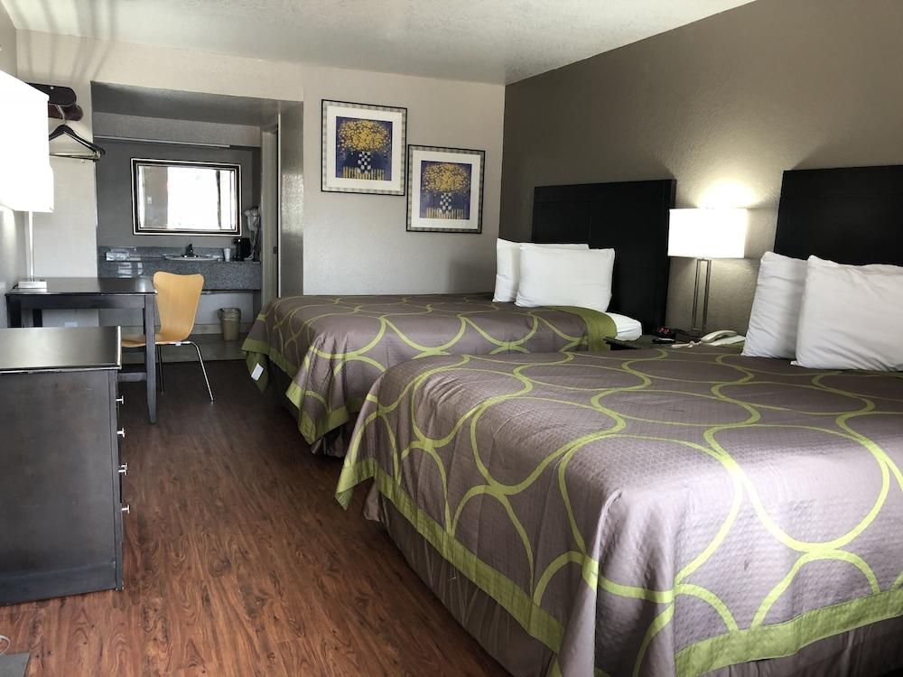 Super 8 by Wyndham San Antonio Pearl District / Downtown photo 14