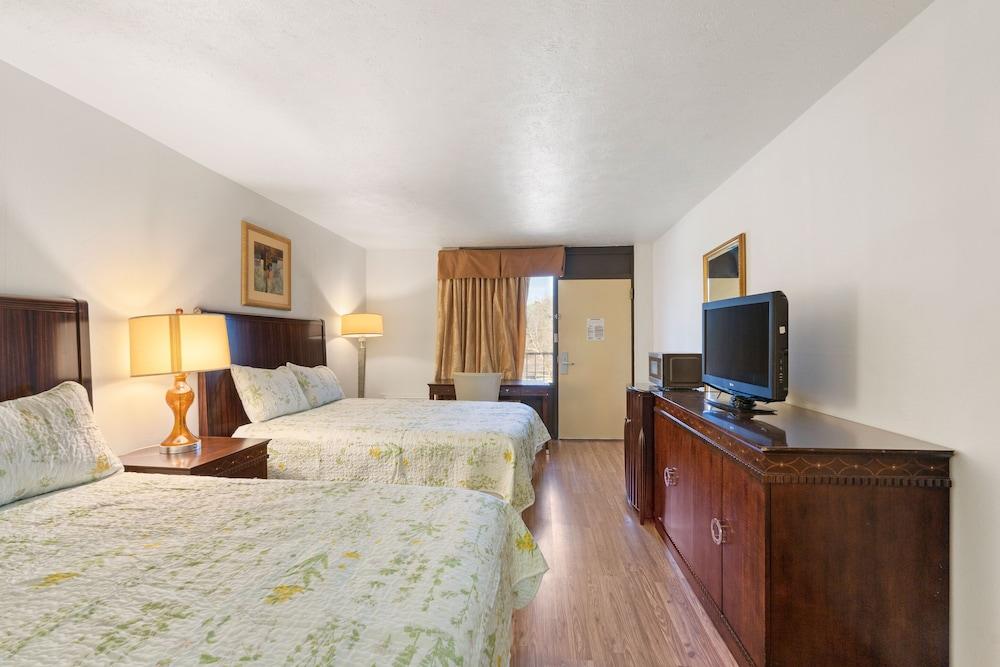 Williamsburg Suites photo 12