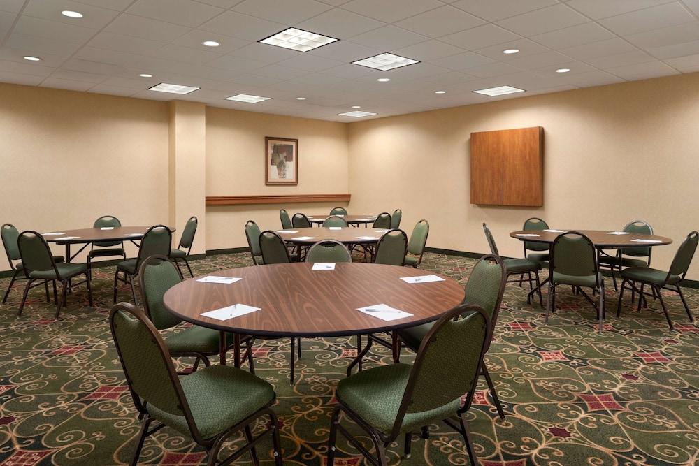 Hampton Inn Belle Vernon photo 25