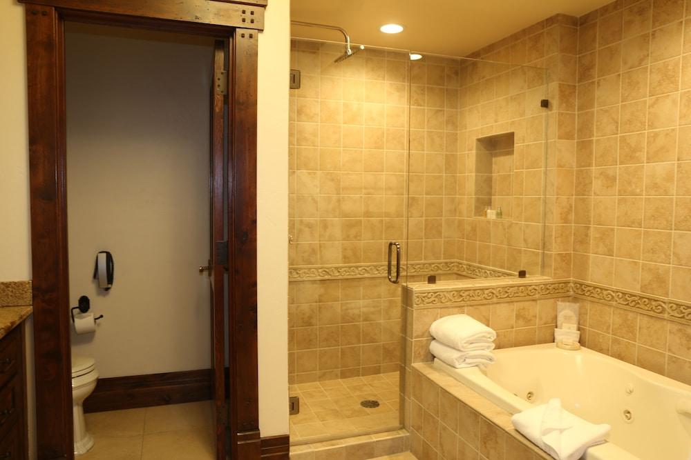 Junior King Suite 1 Bedroom Hotel Room by RedAwning photo 4