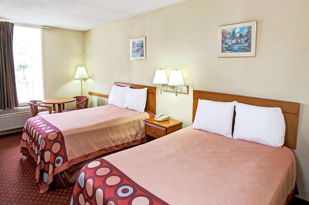 Super 8 by Wyndham Walterboro photo 13