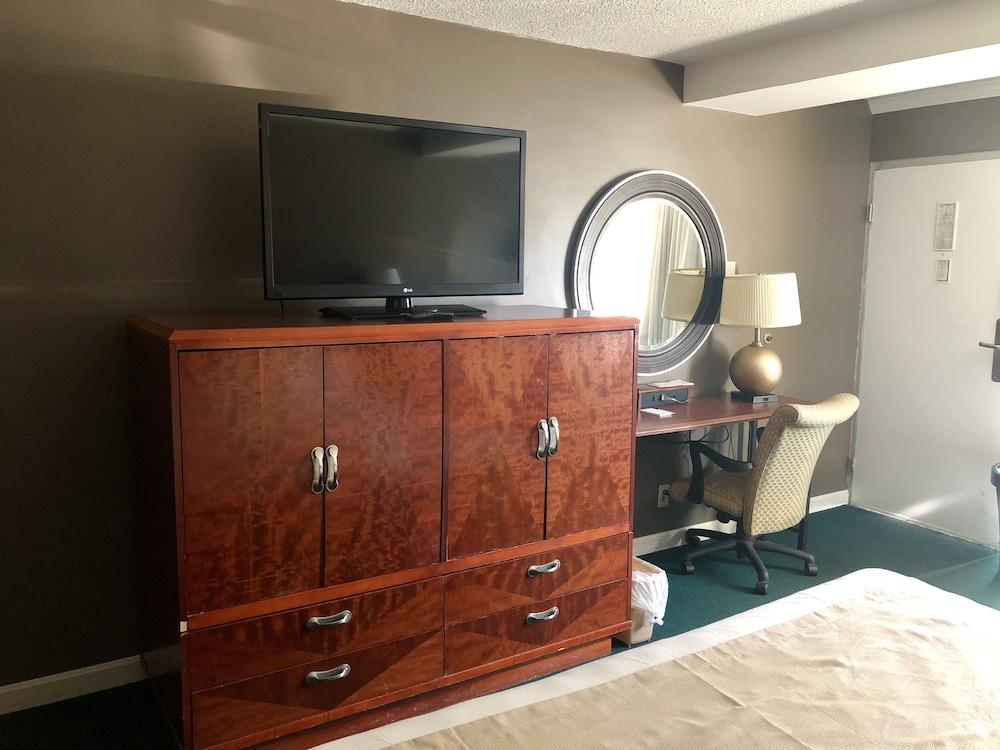 Econo Lodge Auburn I-95 photo 5