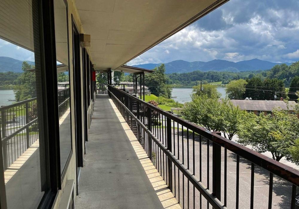 Hillside Lodge photo 10