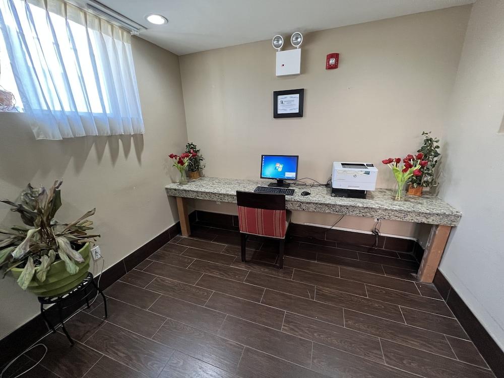 Travelodge by Wyndham Ozone Park photo 2