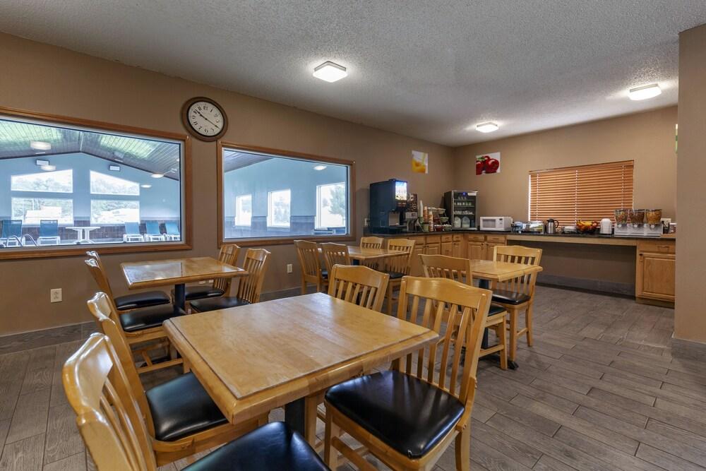 Quality Inn Redgranite photo 25