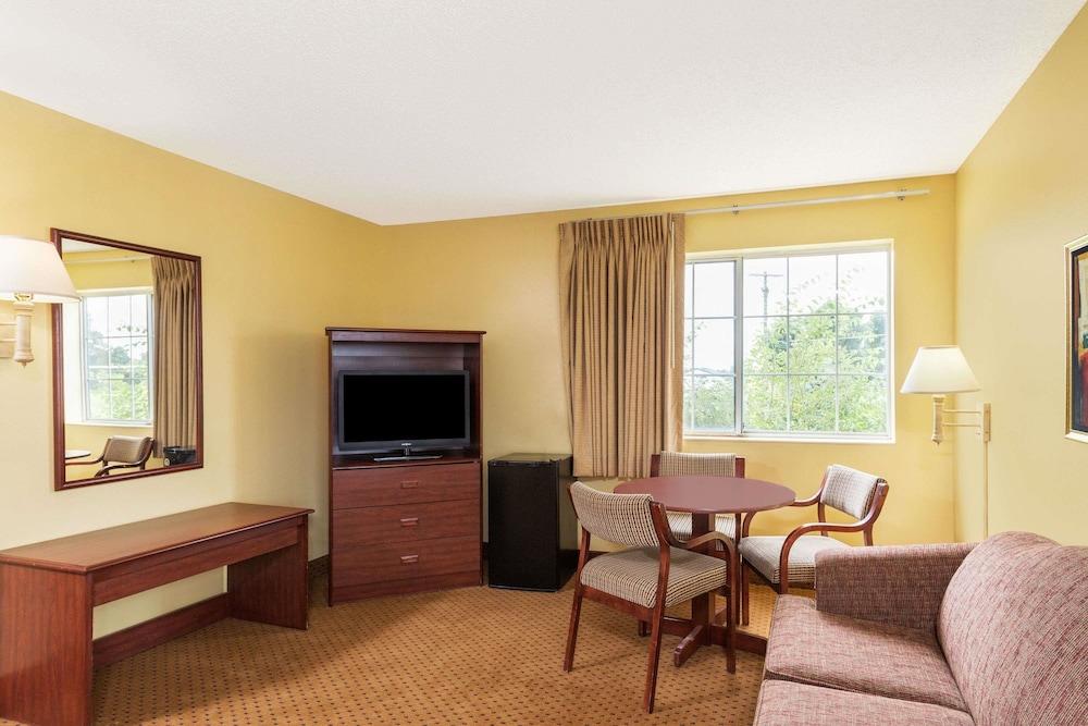Super 8 by Wyndham Osage photo 11