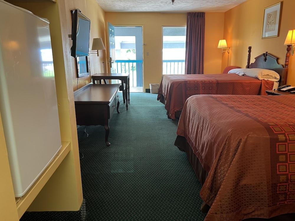 Deluxe Inn & Suites photo 16