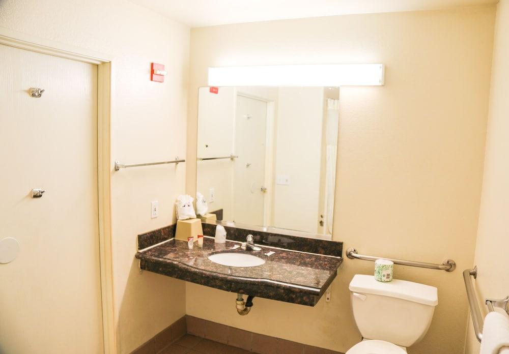 Budget Inn photo 6