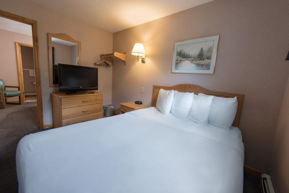 Adirondack Retreat Inn & Suites photo 66