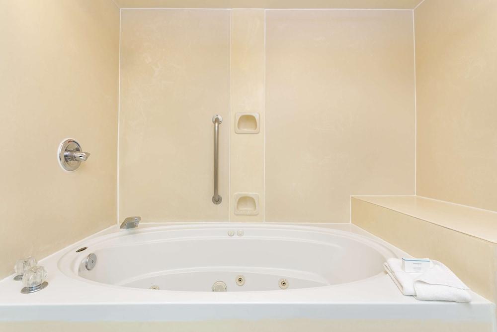 Hampton Inn by Hilton Petersburg Fort Lee photo 31