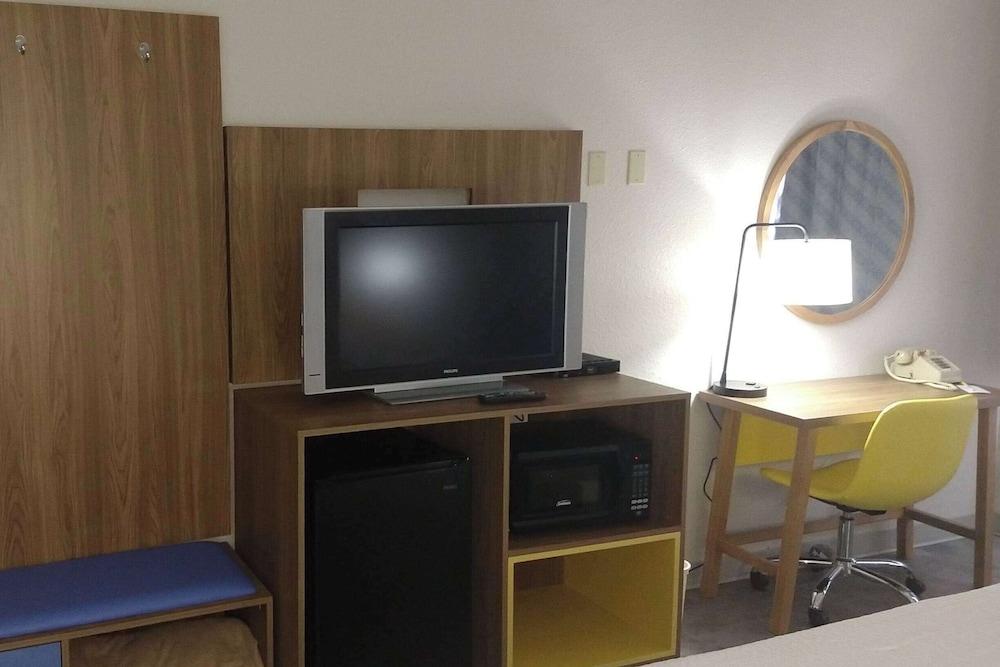 Days Inn by Wyndham Rawlins photo 34