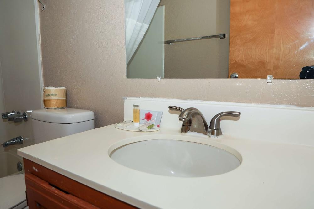 Super 8 by Wyndham Gallup photo 15