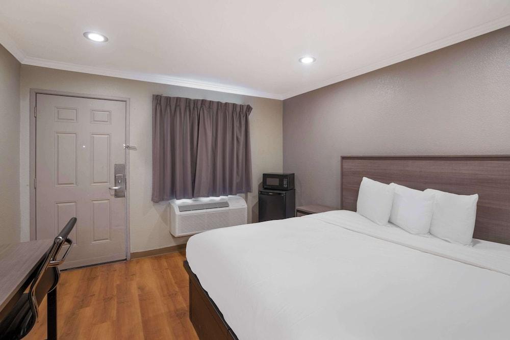 Econo Lodge Vallejo Fairgrounds photo 18