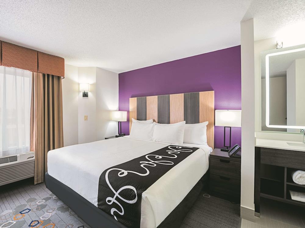 La Quinta Inn & Suites by Wyndham Minneapolis Northwest photo 17