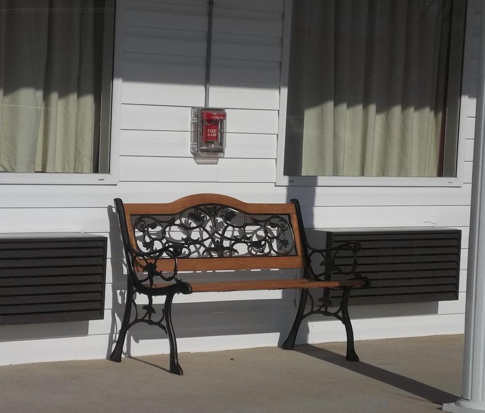 Douglas Inn & Suites photo 54