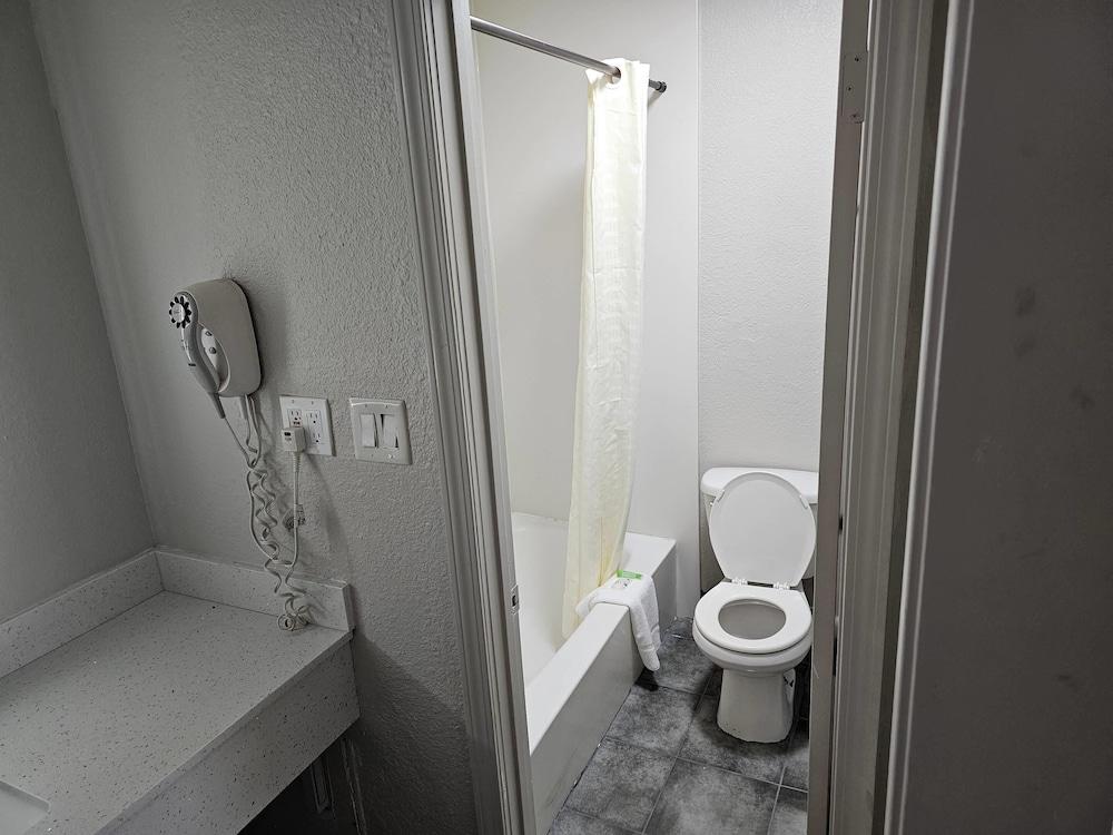 Quality Inn & Suites photo 21